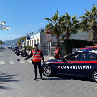 Albenga, tenta di fuggire al controllo dei Carabinieri e getta droga dall’auto: arrestato un 50enne