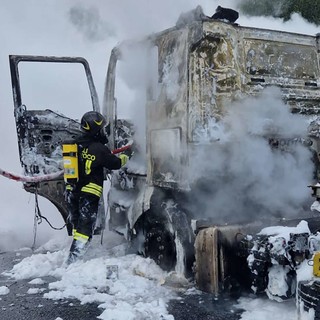 A10, camion prende fuoco poco prima del casello di Varazze: traffico in tilt