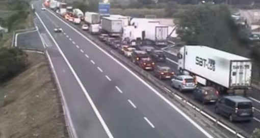 Traffico bloccato sulla A10: code tra Andora e Albenga