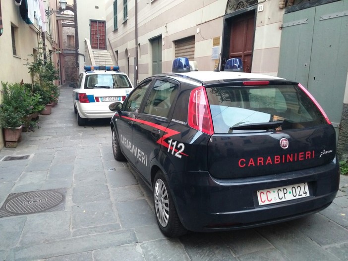 Albenga: accessi e controlli dei carabinieri in via Torlaro