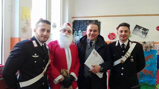 Calizzano, i carabinieri portano auguri e doni ai bambini dell'asilo