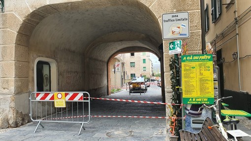 Albisola, caduta calcinacci tra via Colombo e via Don Leone: chiuso il voltino