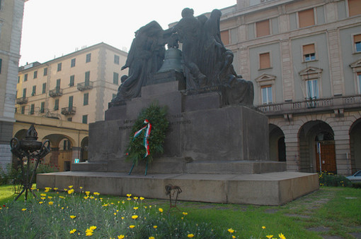 Savona: commemorazione dei defunti con corone sui monumenti e in mare