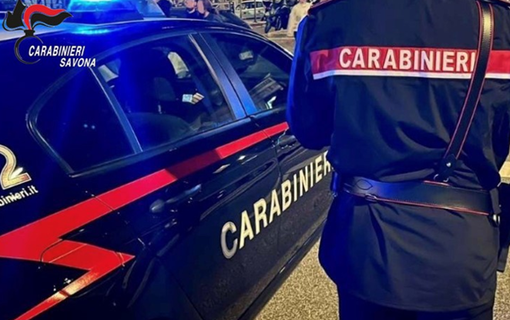 Cairo, scaglia un tombino contro la vetrina di un negozio e tenta di rubare capi di abbigliamento: arrestato