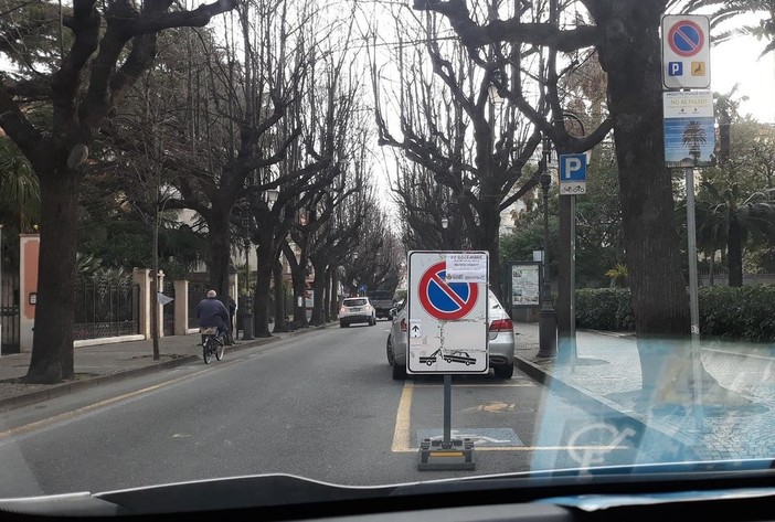 Albenga: &quot;Il cartello segnaletico davanti al parcheggio disabili ostacola le manovre&quot;