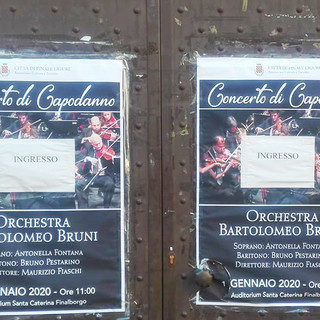 Il successo del concerto di Capodanno a Finalborgo fa discutere: &quot;Si è trasformato in un evento a porte chiuse&quot;