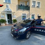 Ruba un auto, viene fermato ma dopo i controlli si spoglia in strada bloccando il traffico: arrestato