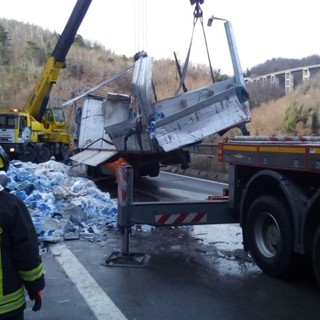 Camion ribaltato sulla Torino-Savona: traffico in tilt (VIDEO)