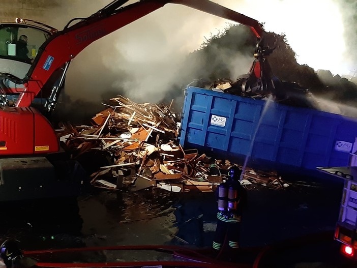 Savona, incendio nel deposito della Fg Riciclaggi: sul posto i vigili del fuoco (FOTO e VIDEO)