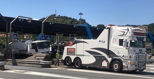 Camion sbaglia manovra e rimane incastrato all'uscita del casello di Savona