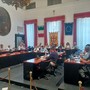 Albenga, tensioni in Consiglio comunale, approvati Bilancio di assestamento e Dup dalla maggioranza
