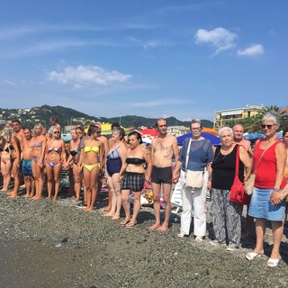 Mano nella mano in riva al mare: le Albisole ricordano le vittime di Genova (FOTO e VIDEO)