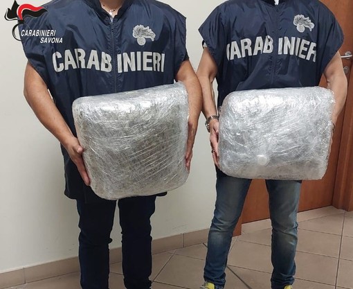 Pietra, in due in manette per spaccio di stupefacenti: 10 kg di marijuana e mille euro sequestrati