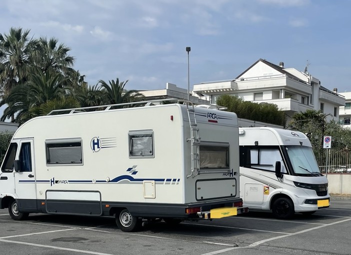 Albenga, camper in piazza Bolla. Vannucci: &quot;Il codice della strada non impedisce la sosta se avviene regolarmente&quot;