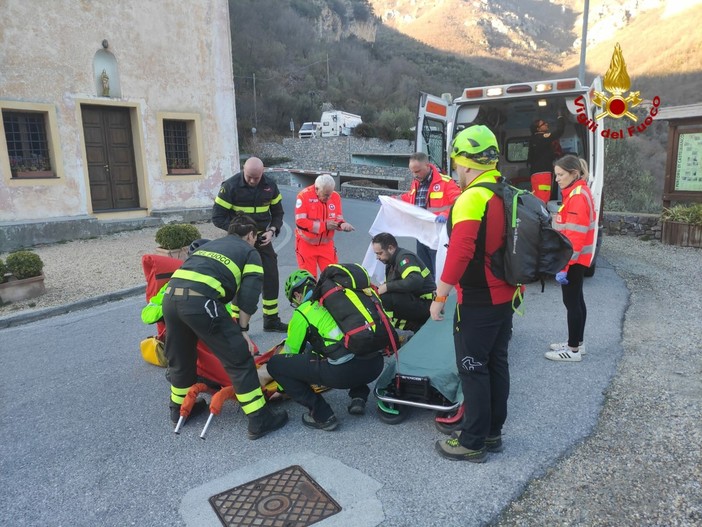 Castelbianco, brutta caduta in risalita per un climber: recuperato dai soccorritori