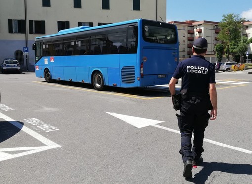 Carcare, uso delle mascherine sugli autobus e nei supermercati: controlli della polizia locale