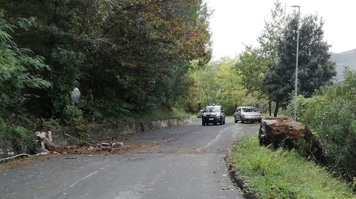 Stella, caduta massi in località Mezzano: strada chiusa (FOTO)