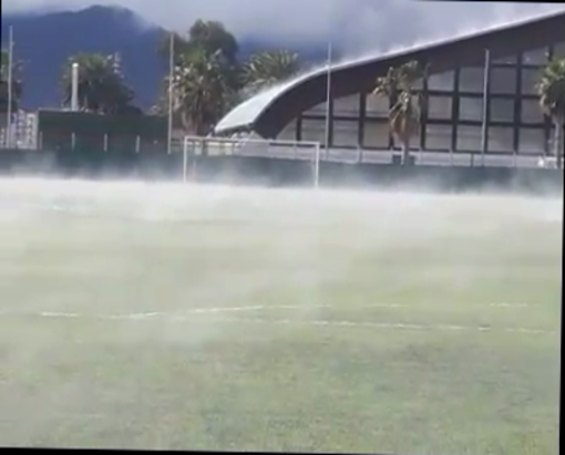 Savona, il &quot;Felice Levratto&quot; sembra una &quot;solfatara&quot;: nubi di vapore bianco sul terreno da gioco (VIDEO)
