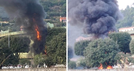 Quiliano, camion a fuoco nelle vicinanze di Sarpom, intervento dei vigili del fuoco