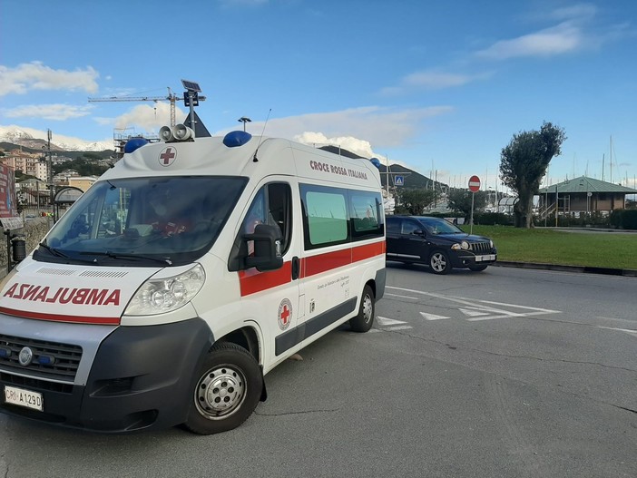 Varazze, scoppia una lite in via Mameli due persone ferite e trasportate in ospedale