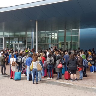 Caos dopo il deragliamento sul tratto Torino-Savona: &quot;Trenitalia ha contattato 30 aziende di trasporto su gomma, garantiti solo quattro bus&quot;