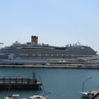 Savona, la Costa Fascinosa stazionata in porto allarma il Comitato Porto Elettrico: &quot;In pieno agosto non possiamo tenere le finestre aperte&quot;