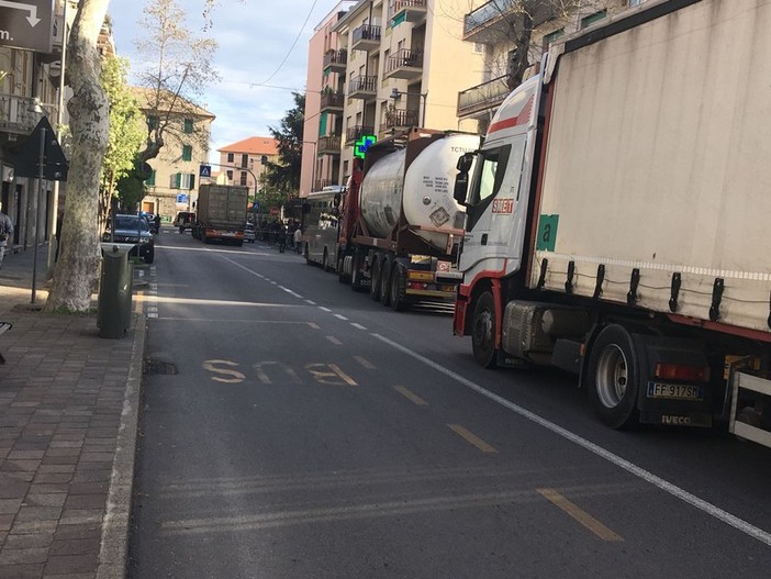 Stop al transito pesante sulle Albisole: via libera all'ordinanza che blocca i camion il venerdì dalle 15 alle 21