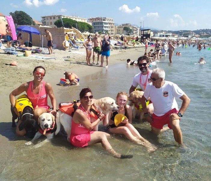 In difficoltà in mare ad Albissola: ragazza soccorsa dai cani di salvataggio