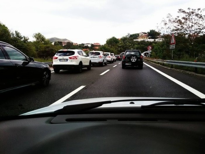 Autostrada Torino Savona, caos e code. Uncem: “Destinare tutte le 4 corsie per il rientro”