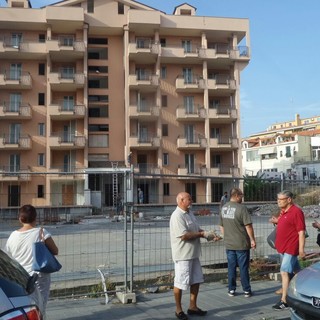 Addio alla gru in via Carloforte ad Albenga