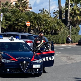 Truffa dei finti escrementi a Savona, aiutano una donna a pulirsi e le rubano la collana