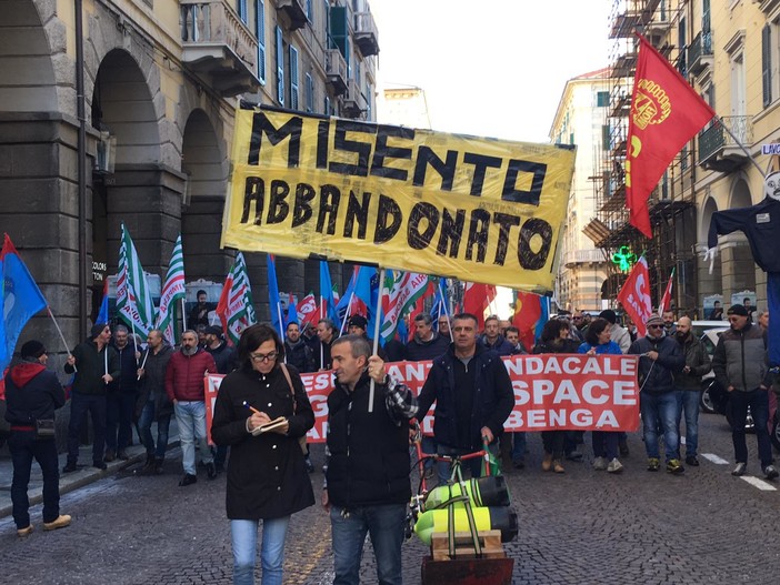 Sciopero lavoratori Piaggio, 1000 persone scendono in piazza: “Segnale forte per la salvaguardia dei posti di lavoro”