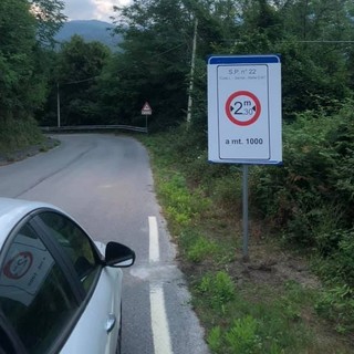 Camion incastrati e che sbagliano strada, posizionati cartelli di divieto sulle provinciali a Stella