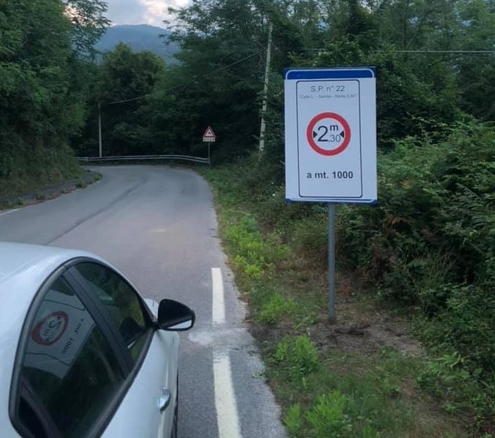 Camion incastrati e che sbagliano strada, posizionati cartelli di divieto sulle provinciali a Stella