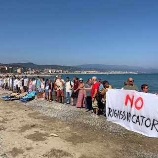 Catena umana sulle coste del savonese, le reazioni politiche: &quot;Non esistono liguri di Serie A e di Serie B, non si possono mettere tutte le schifezze negli stessi posti&quot;