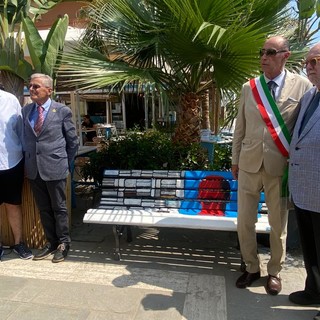 Alassio, inaugurato il restauro della panchina intitolata al Centro Pannunzio, il sindaco: &quot;In ricordo di Chiara Spadoni, il mio cuore è con lei&quot;