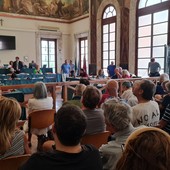 Commissione sul rigassificatore a Savona, Toti e Snam non partecipano. Russo: &quot;Uno schiaffo a tutti, inconcepibile che si esaurisca la discussione democratica sui social&quot; (FOTO)