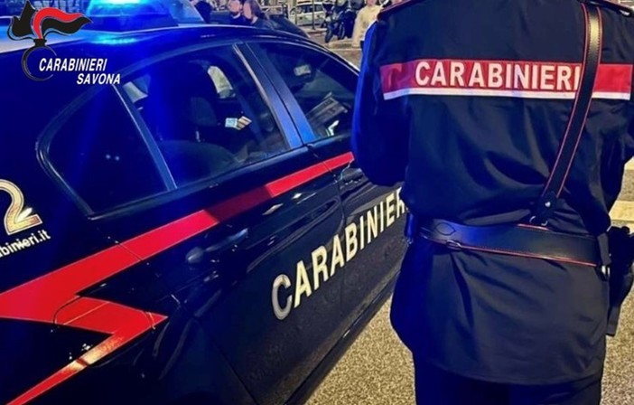 Altare, aggredisce un operaio e insegue un ristoratore armato di coltello e spranga: arrestato un nigeriano dai Carabinieri