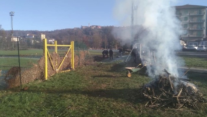 Dego si mobilita per ripulire il campo sportivo alluvionato, il sindaco Siri: &quot;Un segnale forte. Il nostro paese sa rialzarsi facendo gruppo&quot;