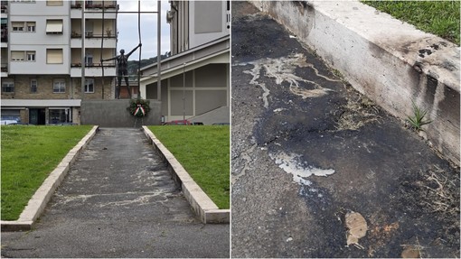 Savona, dopo la fiaccolata del 24 aprile piazza Martiri ancora da ripulire dalla cera delle fiaccole