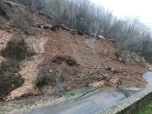 Frana in località Cornareto al confine tra Carcare e Cosseria: sottopasso autostradale allagato, strada vicinale ostruita (FOTO e VIDEO)