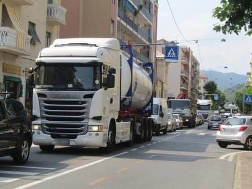 Albisola, dal 30 giugno al 14 settembre scatta l'ordinanza di stop ai mezzi pesanti il venerdì e sabato