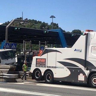 Camion sbaglia manovra e rimane incastrato all'uscita del casello di Savona