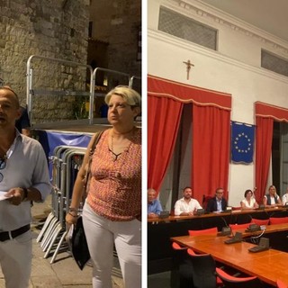 Albenga, sui profughi il Consiglio comunale si spacca: minoranza in piazza, maggioranza in sala consiliare (FOTO)