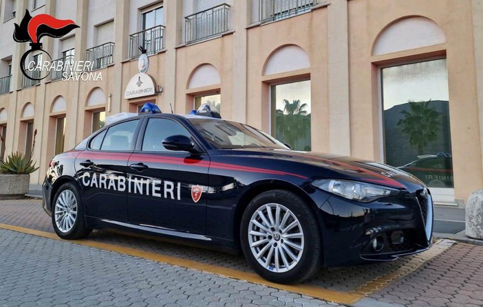 Albenga, sorpreso in auto dai carabinieri tenta invano di disfarsi della cocaina: arrestato un 50enne