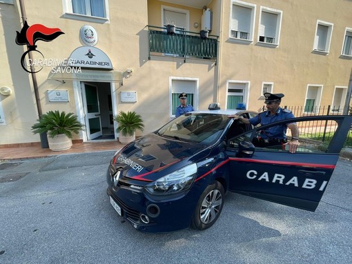 Ruba un auto, viene fermato ma dopo i controlli si spoglia in strada bloccando il traffico: arrestato