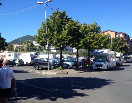 Camper parcheggiati in strada ad Albenga, il sindaco: “Non è vietato, ma facciamo lavorare i campeggi”