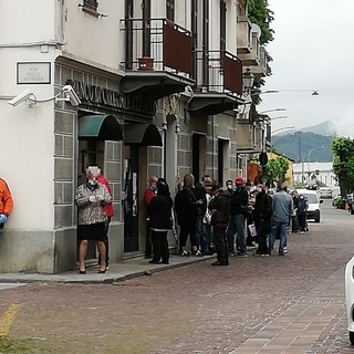 Nella foto la coda di questa mattina davanti alla banca