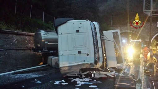 Camion ribaltato sull'A10: autostrada riaperta