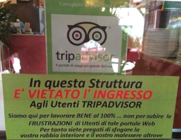 Il cartello &quot;TripdAdvisor&quot; esposto dalla pizzeria di Brescia